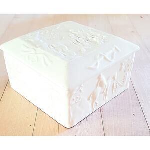 Wedgwood Devonshire Square Box, Intaglio, ceramic and porcelain